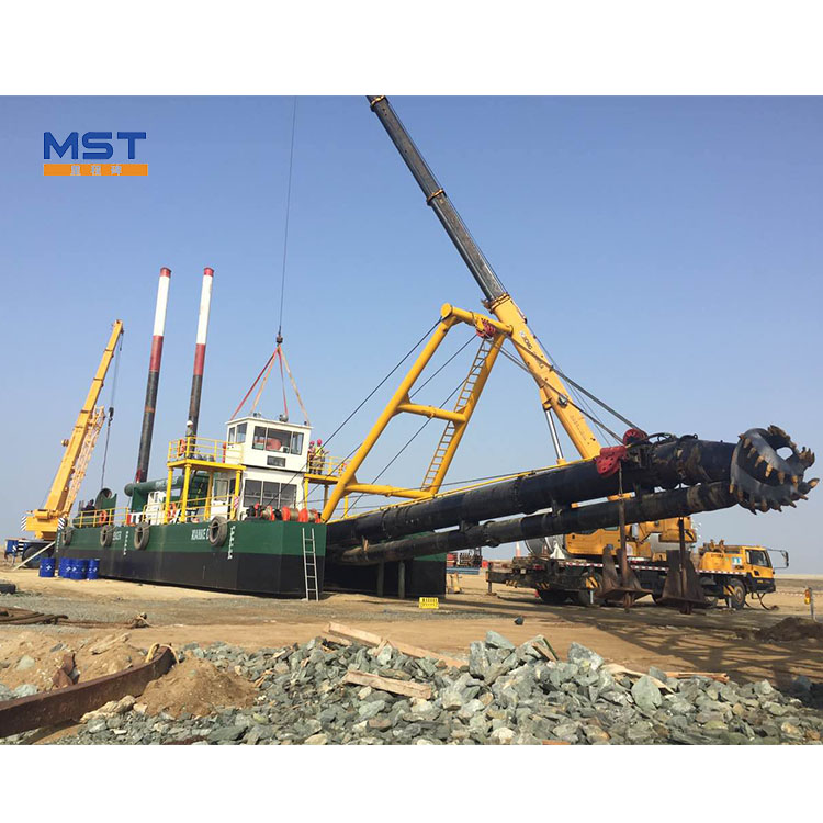 How does a cutter suction dredger work?